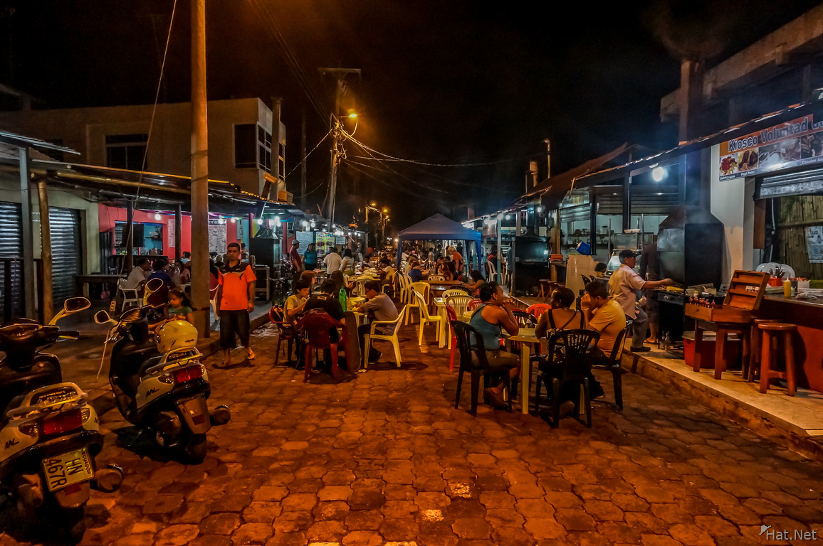 Dining Dinner Street in Puerto Ayora